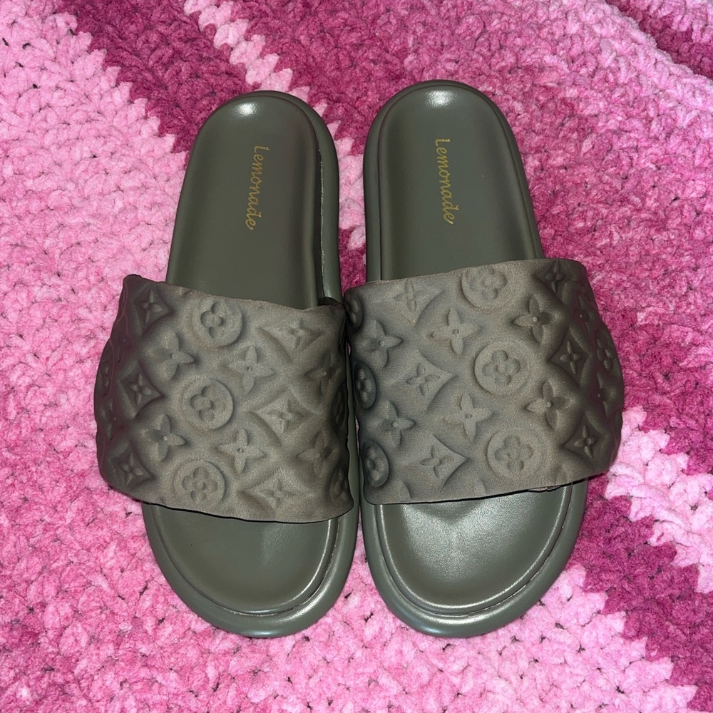 Lemonade Embossed Slides in Dark Gray